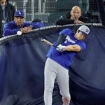 　グラウンドで打撃練習するドジャース・大谷。左はロバーツ監督＝トロント（共同）