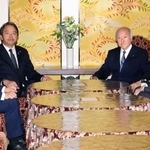 　会談に臨む自民党の鈴木（中央右）、国民民主党の榛葉（同左）両幹事長ら＝３１日午前、国会