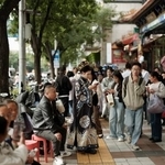 　国慶節に伴う大型連休で、にぎわう北京中心部の繁華街＝１０月（共同）