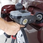 　ガソリンスタンドでの給油作業