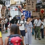 　旅行客でにぎわう広島県廿日市市の宮島＝９月