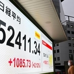 　初めて５万２０００円を超えた日経平均株価の終値を示すボード＝３１日午後、東京都中央区