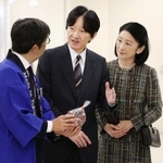 　第６４回農林水産祭「実りのフェスティバル」を視察され、担当者の話を聞く秋篠宮ご夫妻＝３１日午前、東京都豊島区（代表撮影）