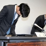 　記者会見で謝罪し、頭を下げるＪＲ四国の担当者＝３１日午後、高松市