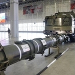 　モスクワ郊外で公開された地上発射型巡航ミサイル「９Ｍ７２９」（手前）と発射台となる自走式車両（奥）＝２０１９年