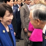 　ＡＰＥＣ首脳会議前に、台湾の林信義・元行政院副院長（右）とあいさつを交わす高市首相＝３１日、韓国・慶州（高市首相のＸから）