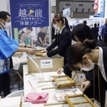 　２０２２年、「ツーリズム　ＥＸＰＯ　ジャパン」で越前和紙づくりの体験ができる福井県越前市のブース＝東京都江東区の東京ビッグサイト