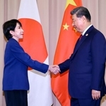 　日中首脳会談を前に中国の習近平国家主席（右）と握手を交わす高市首相＝３１日、韓国・慶州（代表撮影・共同）