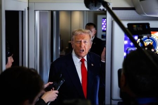 　大統領専用機内で記者団の取材に応じるトランプ米大統領＝１０月３１日、米東部メリーランド州（ゲッティ＝共同）