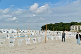 　和歌山県白浜町の白良浜で始まった「Ｔシャツアート展」＝１日午前