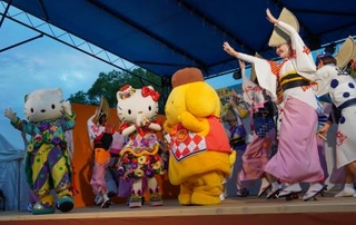 　「徳島おどりフェスタ」に登場した、ハローキティなどのサンリオキャラクター＝１日午後、徳島市