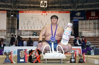 　個人戦で優勝し笑顔を見せる日体大の杉本弘樹＝堺市大浜相撲場