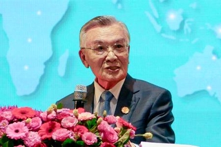 　韓国・慶州で記者会見する台湾の林信義・元行政院副院長＝１日（共同）