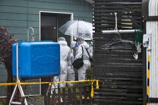 　女性が殺害された住宅を現場検証する北海道警の捜査員＝１日午前、札幌市北区