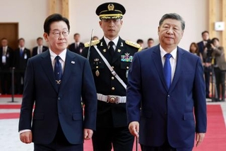 　公式歓迎行事に出席した中国の習近平国家主席（右）と韓国の李在明大統領＝１日、韓国・慶州（聯合＝共同）