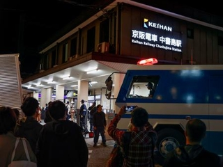 　トイレに不審物が見つかり、構内への立ち入りが一時規制された京阪電鉄中書島駅＝１日午後７時３９分