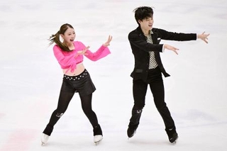 　アイスダンスＲＤ　演技する紀平梨花（左）、西山真瑚組＝木下カンセーアイスアリーナ