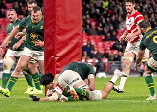 　日本-南アフリカ　後半、トライを決める矢崎（下左）＝ロンドン（共同）
