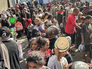 　ガザ地区の食料配給所に集まるパレスチナ人ら＝１日（ゲッティ＝共同）