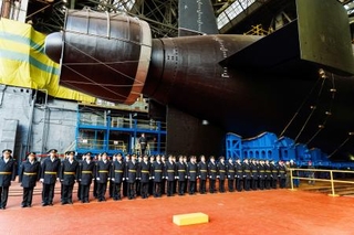 　１日、ロシア北部セベロドビンスクで行われた原子力潜水艦「ハバロフスク」の進水式（画像の一部が加工されています、ロシア国防省提供・タス＝共同）