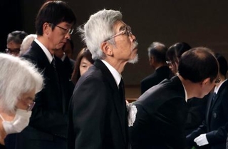 　遺族代表として合同追悼式に参列した小田部哲哉さん（中央）＝２日午前、鹿児島県鹿屋市