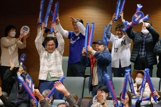 　大谷翔平の出身地、岩手県奥州市で開かれた米大リーグワールドシリーズのパブリックビューイングで、ドジャースの２連覇を喜ぶ人たち＝２日午後