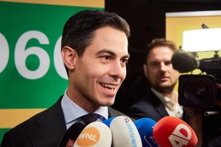 　記者団に話す民主６６のイェッテン党首＝１０月３０日、オランダ・ハーグ（ゲッティ＝共同）