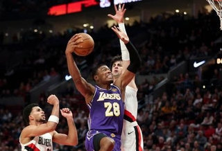 　トレイルブレーザーズ戦で攻め込むレーカーズの八村＝ポートランド（ＡＰ＝共同）