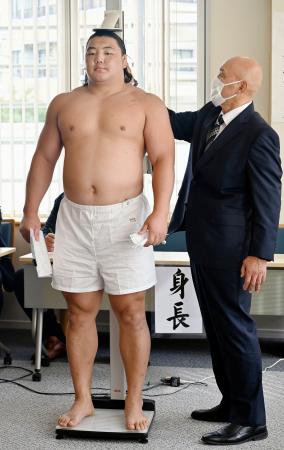 　大相撲九州場所の新弟子検査を受けるトワードルジ・ブフチョローン＝４日、福岡市