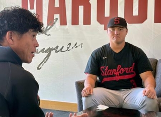 　ソフトバンクの城島ＣＢＯ（左）から指名あいさつを受けるスタンフォード大の佐々木麟太郎＝４日、米カリフォルニア州スタンフォード（ソフトバンク球団提供・共同）