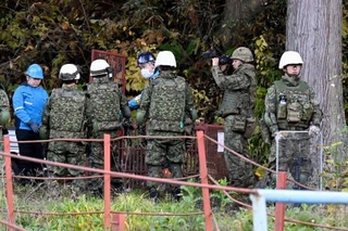 　クマ対策の箱わなを設置するため、準備する陸上自衛隊の隊員ら＝５日午後、秋田県鹿角市