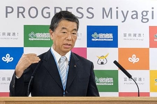 　記者会見する宮城県の村井嘉浩知事＝５日午前、県庁