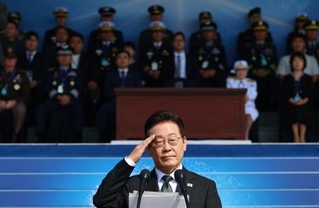 　「国軍の日」の式典で敬礼する韓国の李在明大統領＝１０月１日、韓国中部忠清南道（聯合＝共同）