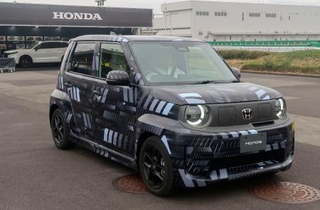 　記者が試乗したホンダの小型電気自動車＝１０月、栃木県芳賀町