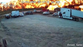 　貨物機が墜落、燃え上がる炎と煙。ソーシャルメディアの動画から＝４日、米ケンタッキー州ルイビル（Ｋｅｎｔｕｃｋｙ　Ｔｒｕｃｋ　Ｐａｒｔｓ　＆　Ｓｅｒｖｉｃｅ提供、ロイター＝共同）