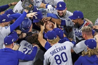 　米大リーグ、ブルージェイズとのワールドシリーズ第７戦を制して２連覇を達成し、チームメートと喜ぶドジャースの山本由伸（中央）＝２日、トロント（ゲッティ＝共同）