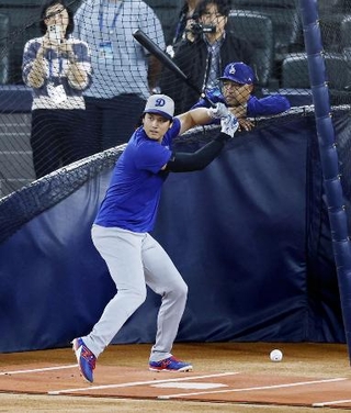 　グラウンドで打撃練習するドジャース・大谷。右はロバーツ監督＝１０月、トロント（共同）