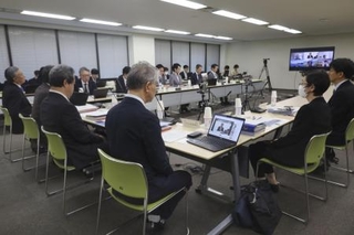 　生活保護訴訟の最高裁判決を受けた専門委員会＝１０月、厚労省