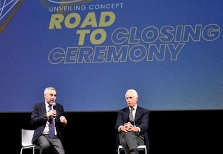 　ミラノ・コルティナ冬季五輪閉会式のコンセプト発表会に登壇した大会組織委員会のバルニエＣＥＯ（左）とマラゴ会長＝６日、ベローナ（共同）