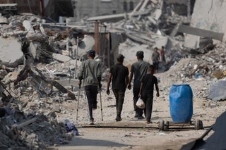 　パレスチナ自治区ガザで、厳しい状況の中で生きる人々＝６日（ゲッティ＝共同）