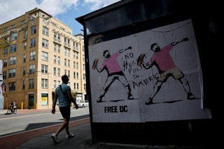 　サンドイッチを投げる様子を描いた絵＝９月１１日、米ワシントン（ロイター＝共同）