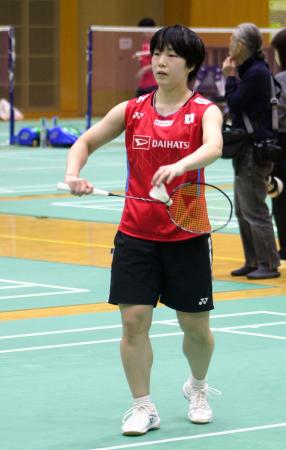 　バドミントンの熊本マスターズに向けた強化合宿で、サーブを確認する女子の山口茜＝東京都北区