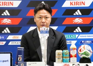 　サッカーのＵ-２２日本代表のメンバーを発表し、記者会見する大岩監督＝７日、東京都文京区