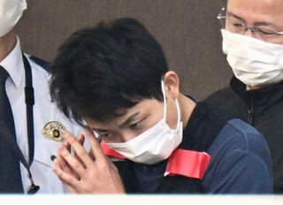 　送検のため名古屋・港署を出る甲斐海月容疑者＝７日午前８時５９分