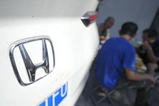 　北京市内に止められた車両に付けられているホンダのロゴマーク＝９月