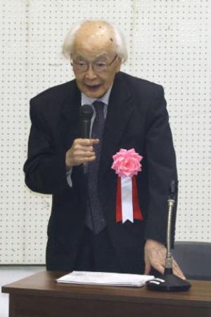 　安全文化をつなぐシンポジウムで講演するノンフィクション作家の柳田邦男さん＝８日午後、群馬県上野村