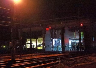 　クマが入り込み、捕獲されたＪＲ新庄駅の車庫＝８日午後６時３０分ごろ、山形県新庄市