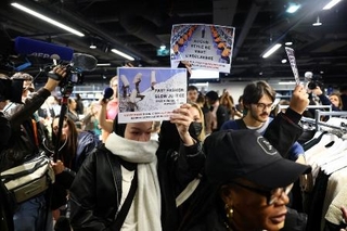 　５日、パリの老舗デパートに「ＳＨＥＩＮ（シーイン）」の店舗がオープンしたことに抗議する人々（ロイター＝共同）