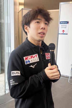 　ＮＨＫ杯から一夜明け、取材に応じる佐藤駿＝９日、大阪府門真市