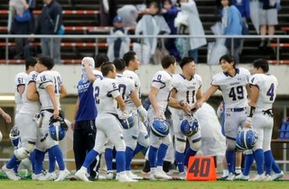 　立命大を破って優勝を決め、喜ぶ関学大の選手たち＝万博